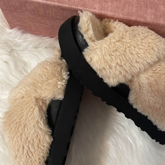 Ugg Fuzz Sugar Cross Slide New size 8, 9 - Picture 12 of 14
